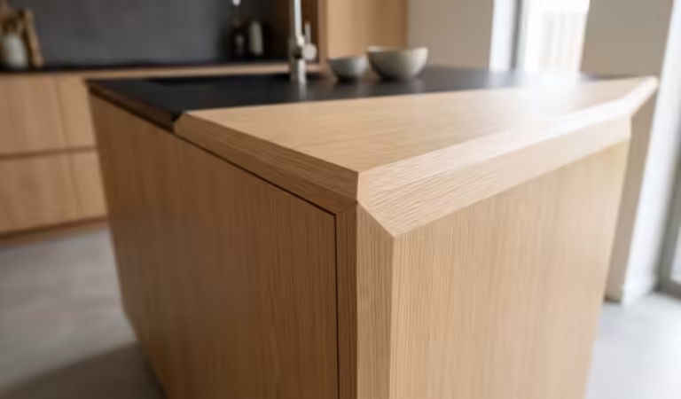 Armoire de cuisine en chêne sans poignée de luxe avec bandes de bord de précision à 45 degrés, mettant en valeur la sortie haut de gamme d'une machine professionnelle de bandes de bord conique.